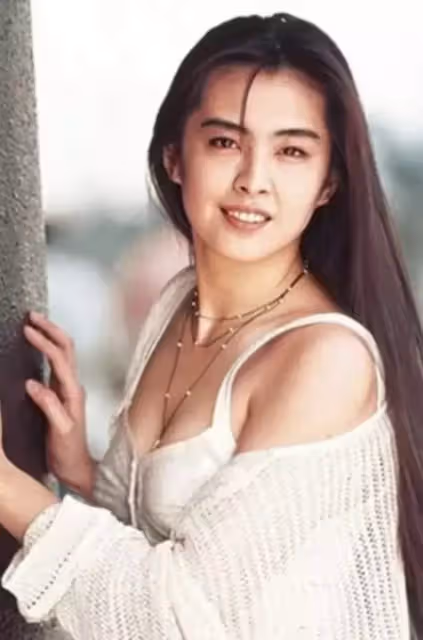 才剛挨酸變醜！王祖賢的真實身材「零修圖公開」　穿緊身裙「凸肚+腋毛沒刮」反被讚爆：自然美❤️