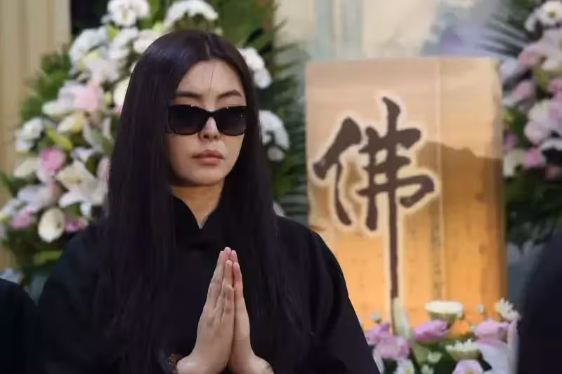 才剛挨酸變醜！王祖賢的真實身材「零修圖公開」　穿緊身裙「凸肚+腋毛沒刮」反被讚爆：自然美❤️