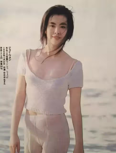 才剛挨酸變醜!王祖賢的真實身材「零修圖公開」 穿緊身裙「凸肚+腋毛沒刮」反被讚爆:自然美❤️
