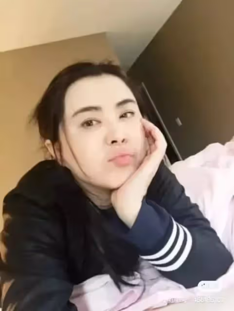 才剛挨酸變醜!王祖賢的真實身材「零修圖公開」 穿緊身裙「凸肚+腋毛沒刮」反被讚爆:自然美❤️