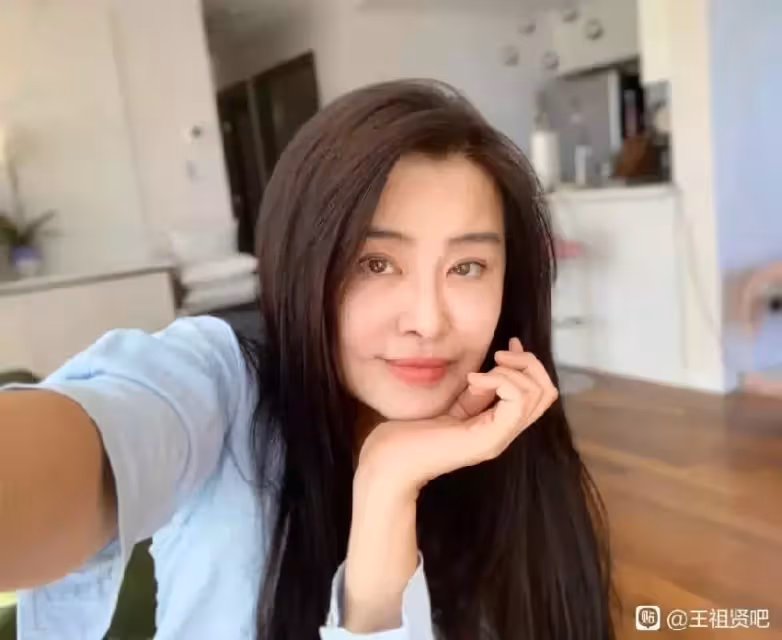 才剛挨酸變醜!王祖賢的真實身材「零修圖公開」 穿緊身裙「凸肚+腋毛沒刮」反被讚爆:自然美❤️