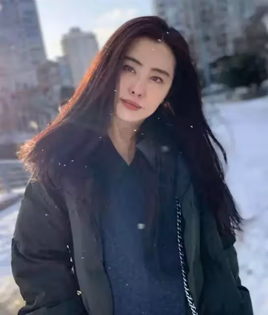 才剛挨酸變醜!王祖賢的真實身材「零修圖公開」 穿緊身裙「凸肚+腋毛沒刮」反被讚爆:自然美❤️