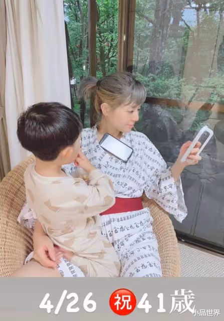 蒼井空依偎光頭老公胸前,40歲依然甜美,清純,四口玩疊疊樂