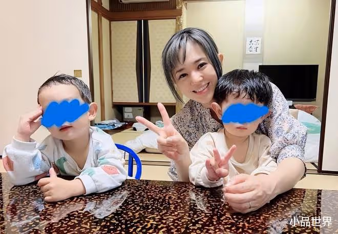 蒼井空依偎光頭老公胸前,40歲依然甜美,清純,四口玩疊疊樂