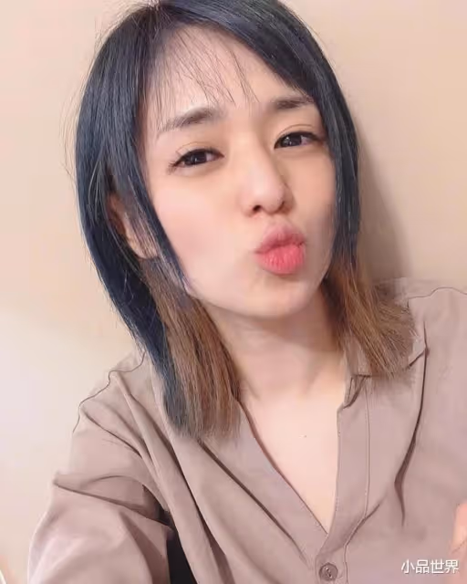 蒼井空依偎光頭老公胸前,40歲依然甜美,清純,四口玩疊疊樂