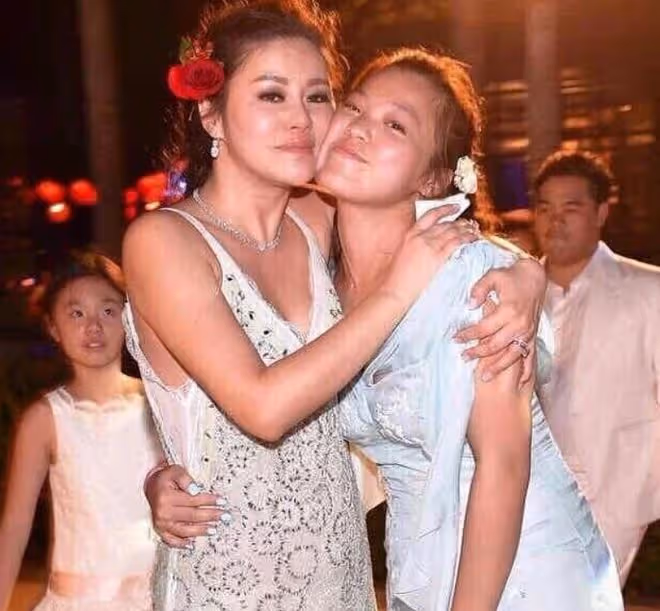 鍾鎮濤女兒曬合影，為後媽慶祝母親節，與生母章小蕙已20年沒同框