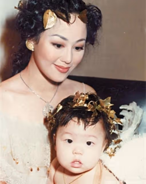 鍾鎮濤女兒曬合影，為後媽慶祝母親節，與生母章小蕙已20年沒同框