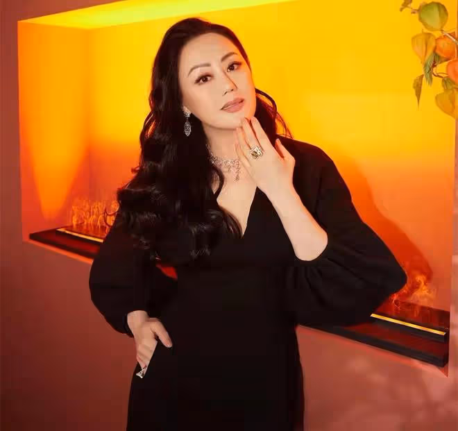 鍾鎮濤女兒曬合影，為後媽慶祝母親節，與生母章小蕙已20年沒同框