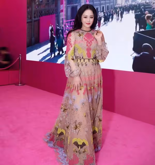 鍾鎮濤女兒曬合影，為後媽慶祝母親節，與生母章小蕙已20年沒同框