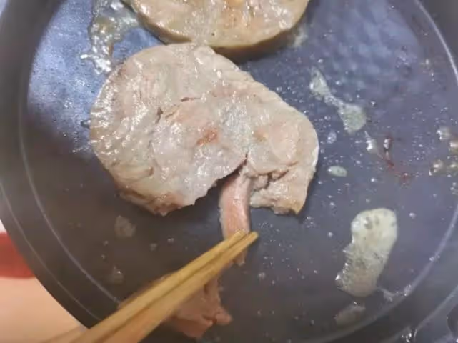 老戲骨王麗雲直播賣貨，上萬差評和質疑，被網友投訴牛肉里有釘子