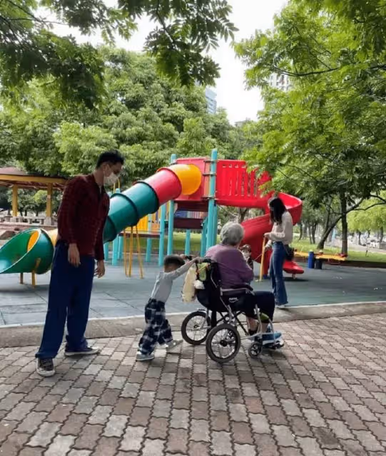 明道不受張庭夫婦影響？回臺「盡孝陪母親」公園散步，2歲兒幫推輪椅好暖心，網友：陪伴就是最好的孝順