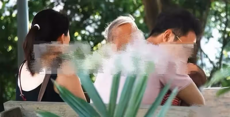 明道不受張庭夫婦影響？回臺「盡孝陪母親」公園散步，2歲兒幫推輪椅好暖心，網友：陪伴就是最好的孝順
