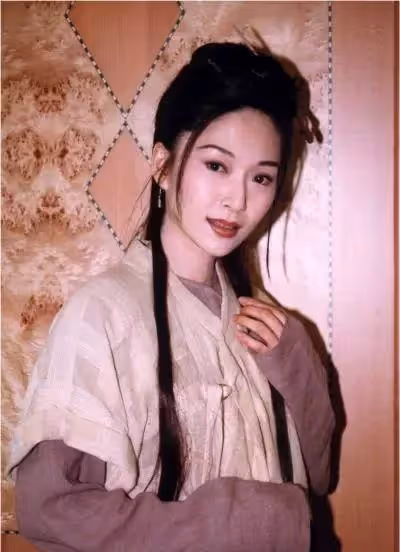 「苦情皇后」張玉嬿出道30多年零緋聞，今56歲仍氣質猶存，對婚姻「不抱幻想」，年過半百孤身一人