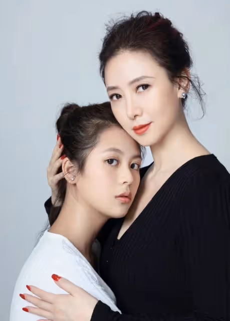 翁虹曬母女合照　12歲女兒被贊：越大越漂亮