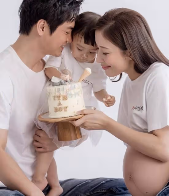 香港知名女星絕密孕照曝光！大曬事業線身材豐滿，正式宣布封肚