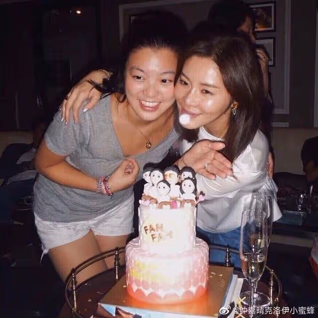 鍾鎮濤愛女母親節表白繼母，曬昔日母女親密合照，忽視生母章小蕙