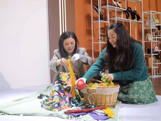 鍾鎮濤愛女母親節表白繼母，曬昔日母女親密合照，忽視生母章小蕙