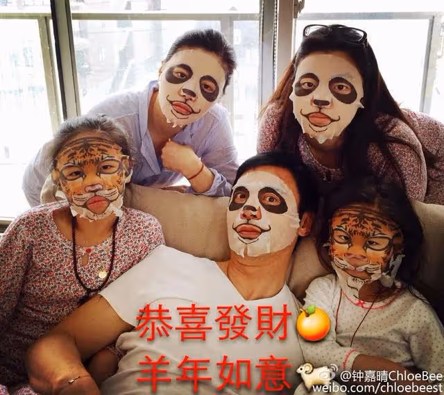 鍾鎮濤愛女母親節表白繼母，曬昔日母女親密合照，忽視生母章小蕙