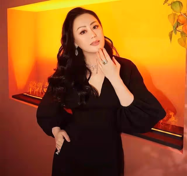 鍾鎮濤愛女母親節表白繼母，曬昔日母女親密合照，忽視生母章小蕙