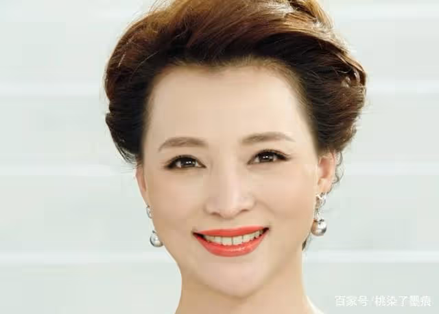 終究還是瞞不住了，員工說出董卿離開央視的原因，是怎麼回事？