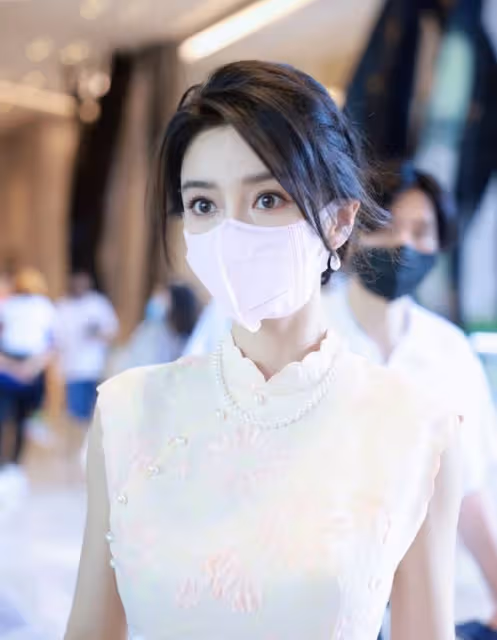 baby母親節仍忙工作，獲兒子小海綿送粉玫瑰示愛，獨自一人顯心酸