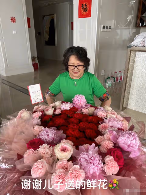 baby母親節仍忙工作，獲兒子小海綿送粉玫瑰示愛，獨自一人顯心酸