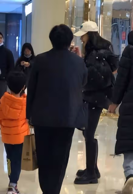 baby母親節仍忙工作，獲兒子小海綿送粉玫瑰示愛，獨自一人顯心酸