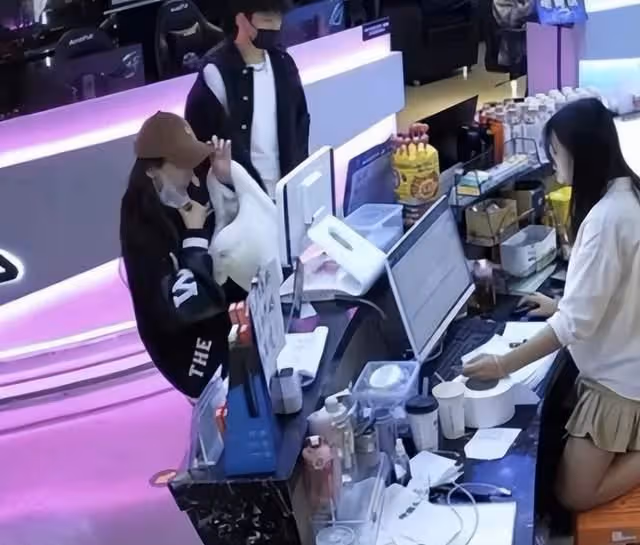 baby母親節仍忙工作，獲兒子小海綿送粉玫瑰示愛，獨自一人顯心酸