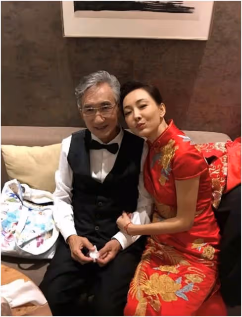 牛莉曬照慶母親節！舊照曝光高顏值搶眼，穿皮衣染紅髮靠爸爸懷裡