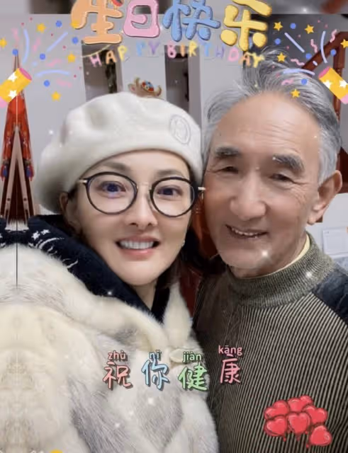 牛莉曬照慶母親節！舊照曝光高顏值搶眼，穿皮衣染紅髮靠爸爸懷裡