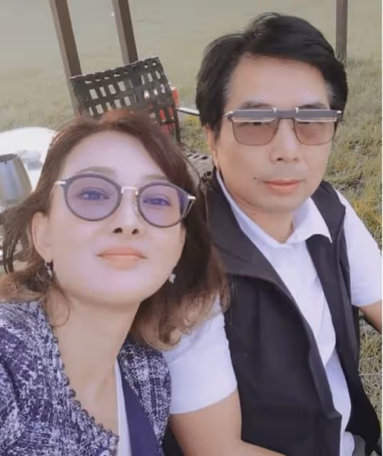 牛莉曬照慶母親節！舊照曝光高顏值搶眼，穿皮衣染紅髮靠爸爸懷裡