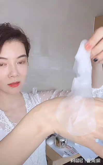 車曉直播間賣面膜，被問前夫的下落，網友：你老公找到了嗎？