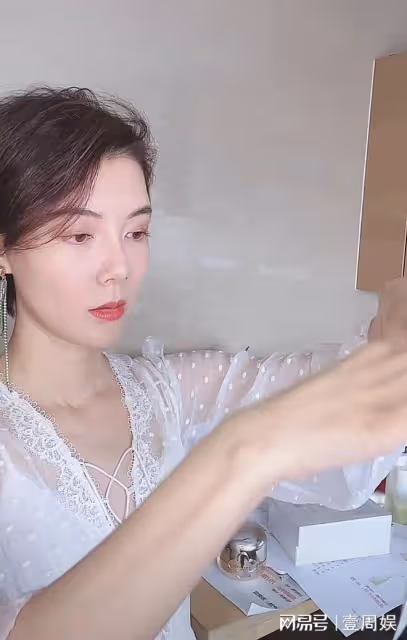 車曉直播間賣面膜，被問前夫的下落，網友：你老公找到了嗎？
