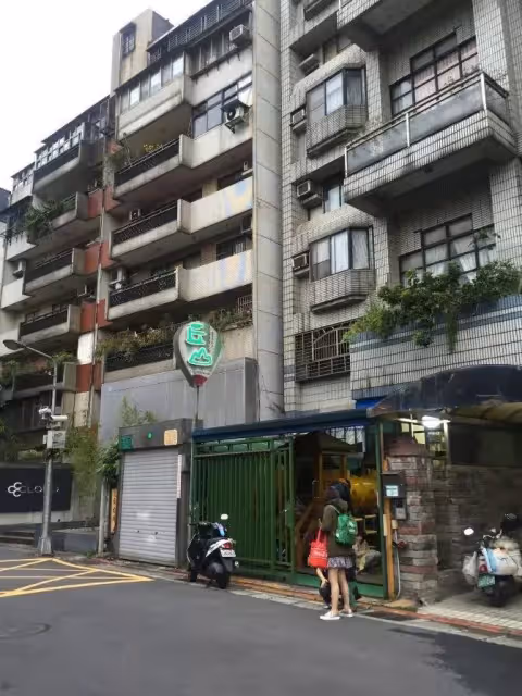僱保姆照顧母親9年， 老人走後保姆獲450萬房產，女婿把保姆告上法庭，保姆的反擊，全網稱讚：她應得的