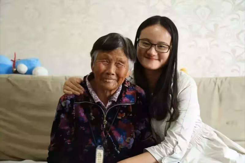 女棄嬰逆天改命成名校博士，帶八旬癡呆養母求學，不忘養育之恩感動眾人：孝順的女孩才最美