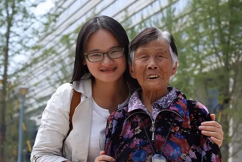 女棄嬰逆天改命成名校博士，帶八旬癡呆養母求學，不忘養育之恩感動眾人：孝順的女孩才最美