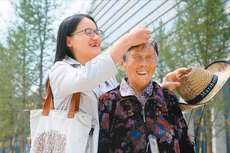 女棄嬰逆天改命成名校博士，帶八旬癡呆養母求學，不忘養育之恩感動眾人：孝順的女孩才最美