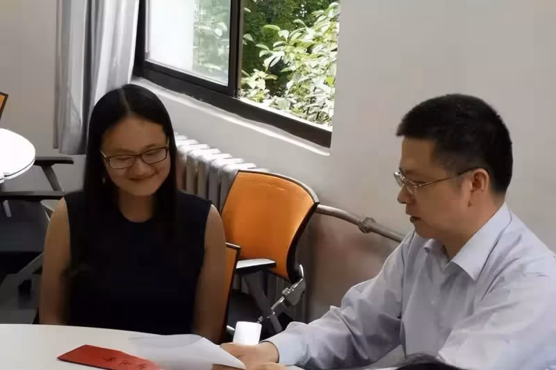 女棄嬰逆天改命成名校博士，帶八旬癡呆養母求學，不忘養育之恩感動眾人：孝順的女孩才最美