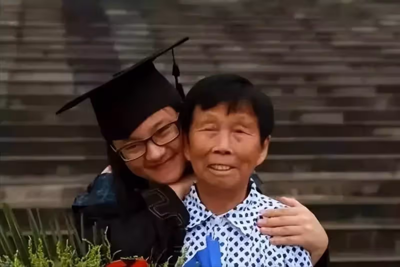 女棄嬰逆天改命成名校博士，帶八旬癡呆養母求學，不忘養育之恩感動眾人：孝順的女孩才最美