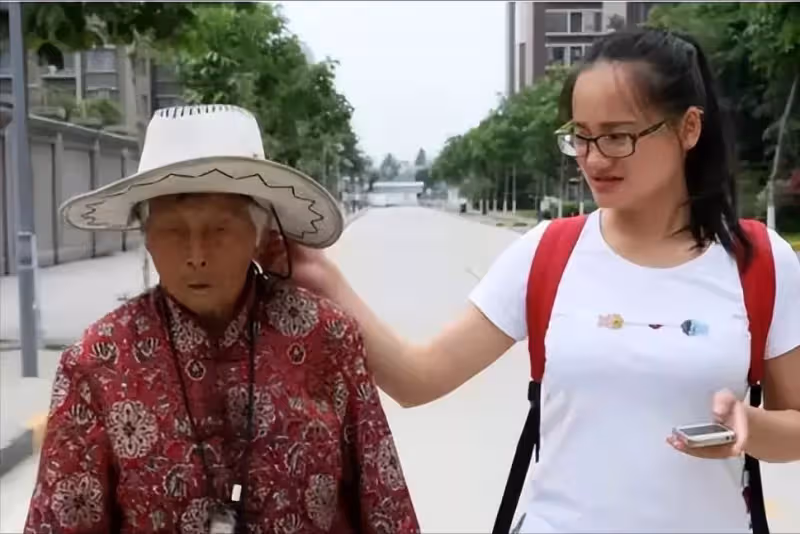女棄嬰逆天改命成名校博士，帶八旬癡呆養母求學，不忘養育之恩感動眾人：孝順的女孩才最美