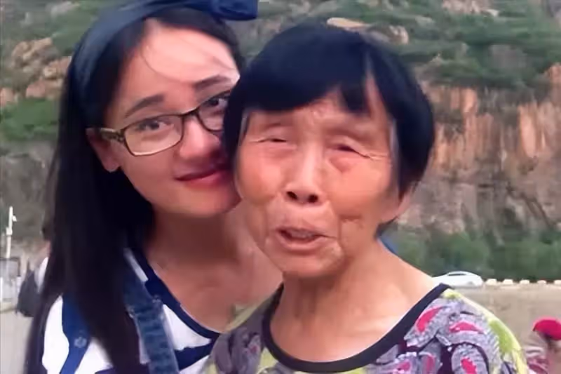 女棄嬰逆天改命成名校博士，帶八旬癡呆養母求學，不忘養育之恩感動眾人：孝順的女孩才最美