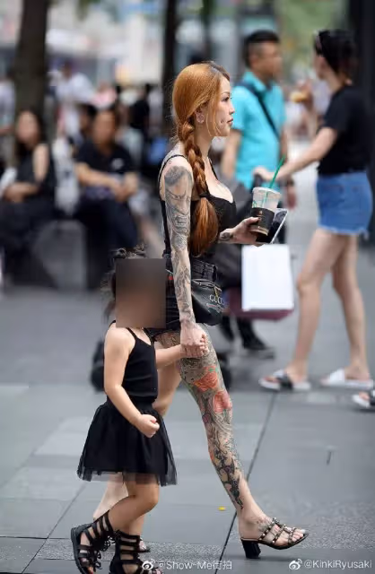 教壞小孩？刺青辣媽「牽女兒逛街」引側目　驚人身份曝光「高EQ回擊酸民」網讚：妳很棒！
