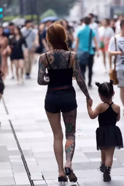 教壞小孩？刺青辣媽「牽女兒逛街」引側目　驚人身份曝光「高EQ回擊酸民」網讚：妳很棒！