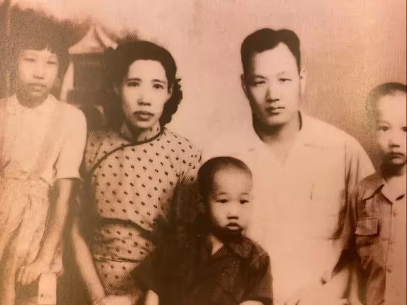 每天都是母親節！郭台銘曬母子舊照「卸下威嚴→愛家暖男」　網友驚「年輕時像王力宏」：太帥了吧