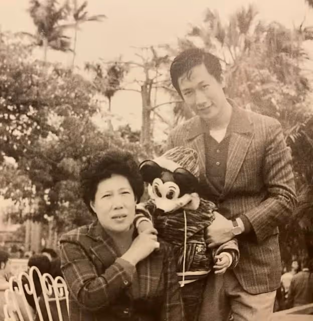 每天都是母親節！郭台銘曬母子舊照「卸下威嚴→愛家暖男」　網友驚「年輕時像王力宏」：太帥了吧