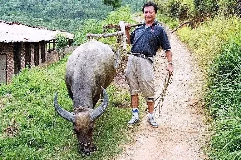 返璞歸真 「阿燦」廖偉雄退圈務農成「人生贏家 透露兒子「不願繼承家業」 網友：勤勞致富