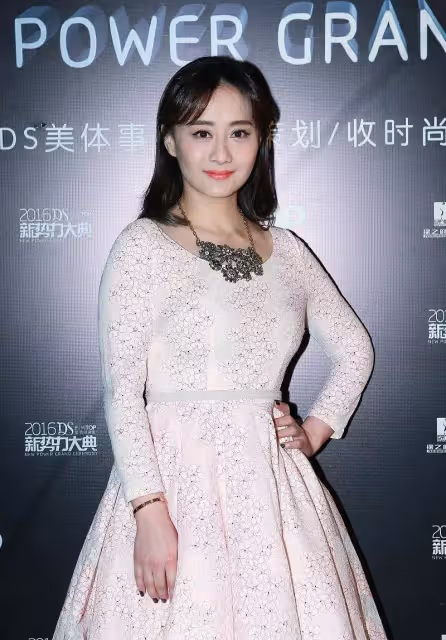 48歲陳德容近照曝光，不服老穿小姑娘的花裙挺清新，但側身看有中年感了，網友：真是歲月不饒人