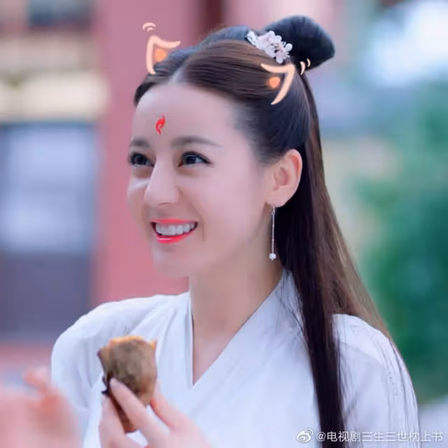 女神駕到!迪麗熱巴「零修圖活動照」被路人捕捉 超火辣身材「根本真人芭比」:比模型還完美