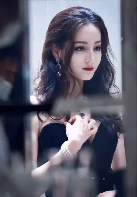 女神駕到！迪麗熱巴「零修圖活動照」被路人捕捉　超火辣身材「根本真人芭比」：比模型還完美