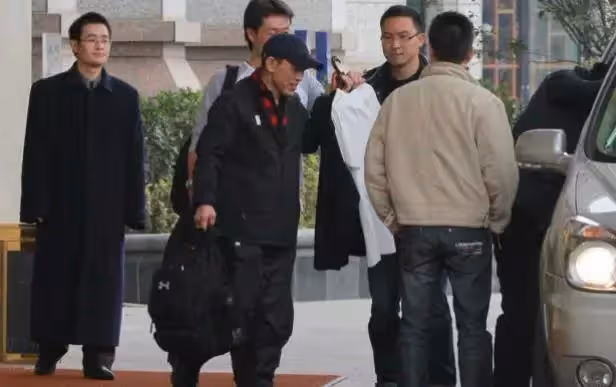 李連杰親哥給當助理「撞臉像復製貼上」只信任哥哥「開44萬高薪聘為司機」手足互相照顧~